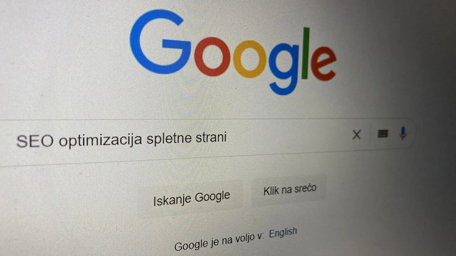 Google iskalnik z iskalnim poizvedbo "SEO optimizacija spletne strani".